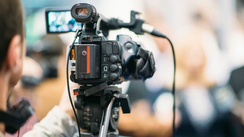 Kamera filmowa na statywie podczas nagrania wydarzenia firmowego