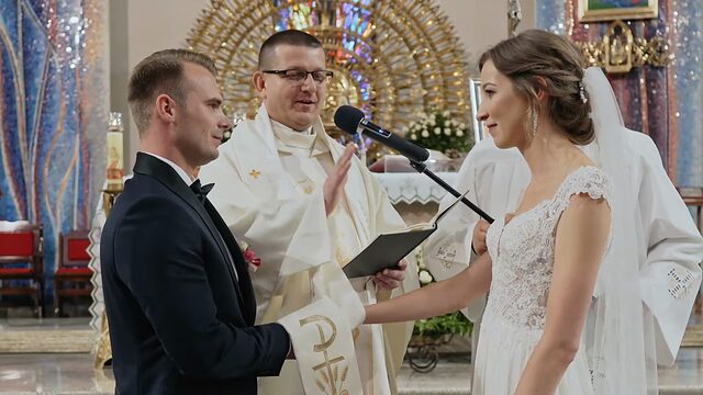 Klaudia i Jacek przed ołtarzem