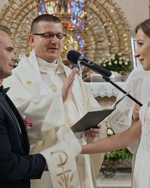 Klaudia i Jacek przed ołtarzem
