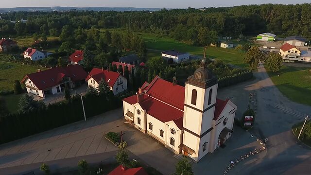 Kościół w Niegłowicach z lotu ptaka o zachodzie słońca