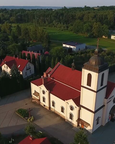 Kościół w Niegłowicach z lotu ptaka